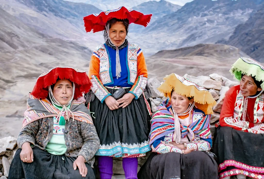 personas-de-la-comunidad-de-winicunca-en-la-montana-de-los-7-colores-en-cusco-peru (1)