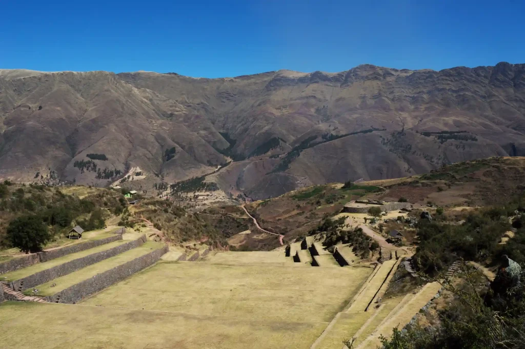 tipon-ruins-high-up-surrounded-by-other-big-mountains-peru