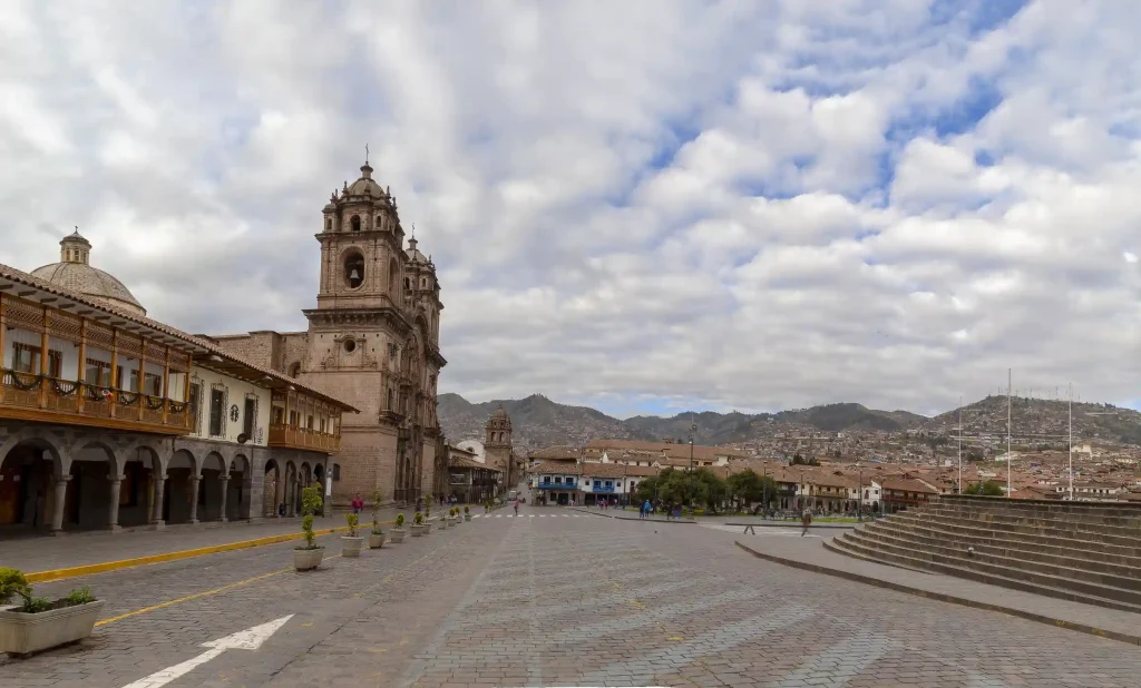 tourists-visiting-plaza-de-armas-cusco-peru-main-square-with-colonial-architecture